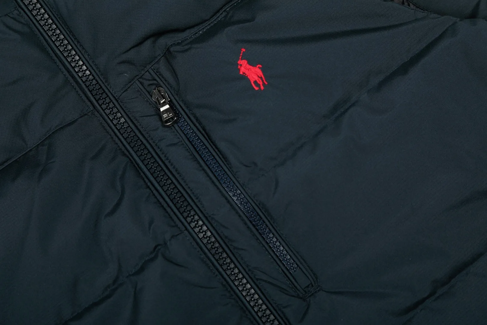 P490 Top quality" Style number: 9002# [Ralph Lauren winter basic solid color embroidery same style down vest for men and women] ✅Ralph Lauren American retro chest zipper high version top-level down filling winter down vest ✅100% high-quality white duck down, high version top-level down filling ✅Double-layer inner velvet to strictly prevent velvet running ✅Built-in adjustable drawstring, windproof and coldproof, considerate and in place ✅Original version, the maximum size can be worn up to 200 pounds. Loose and comfortable, no pressure. ✅Same style for male and female couples. Recommended OOTD wear in winter~ Size: S-XL Color: Black, Navy, Khaki, Wood Green